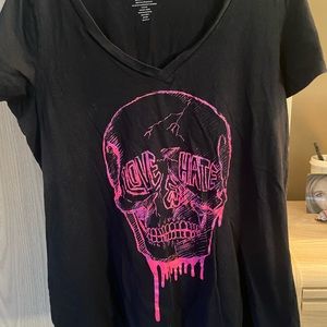 Torrid short sleeve hot pink/black T . Skull design very cute !